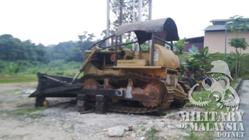 Tinggalan jentera berat milik ATM selepas kegagalan menggali IKBN Dusun Tua akibat kekurangan dana
